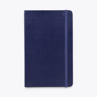 Carnet Moleskine bleu marine fermé avec bande élastique, vue de face