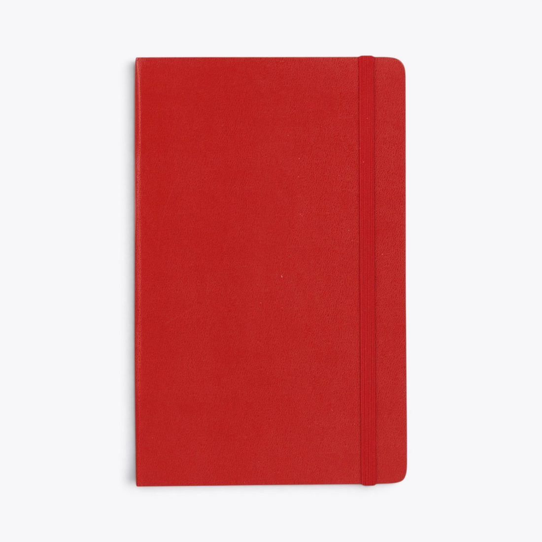 Carnet Moleskine rouge fermé avec bande élastique, vue de face