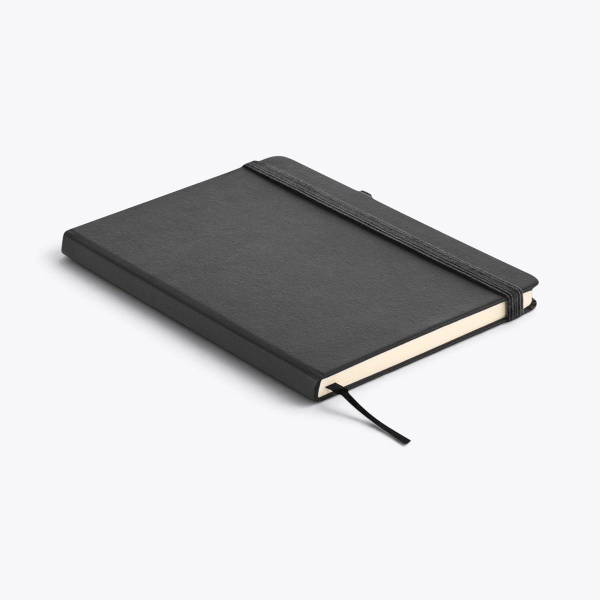 Carnet de notes noir avec porte-stylo fermé, vue de trois quarts