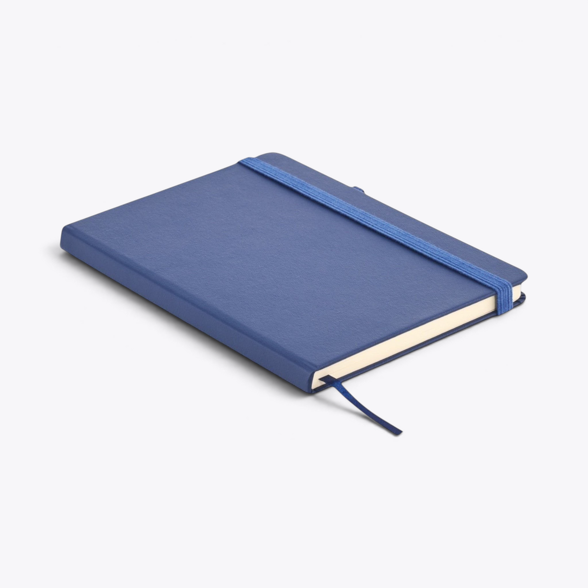 Carnet de notes bleu avec porte-stylo fermé, vue de trois quarts