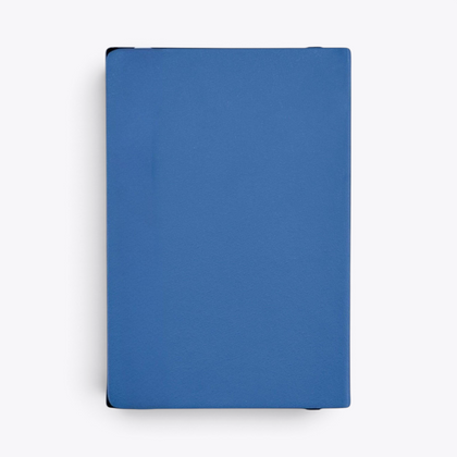 Carnet de notes bleu roi avec porte-stylo, vue arrière
