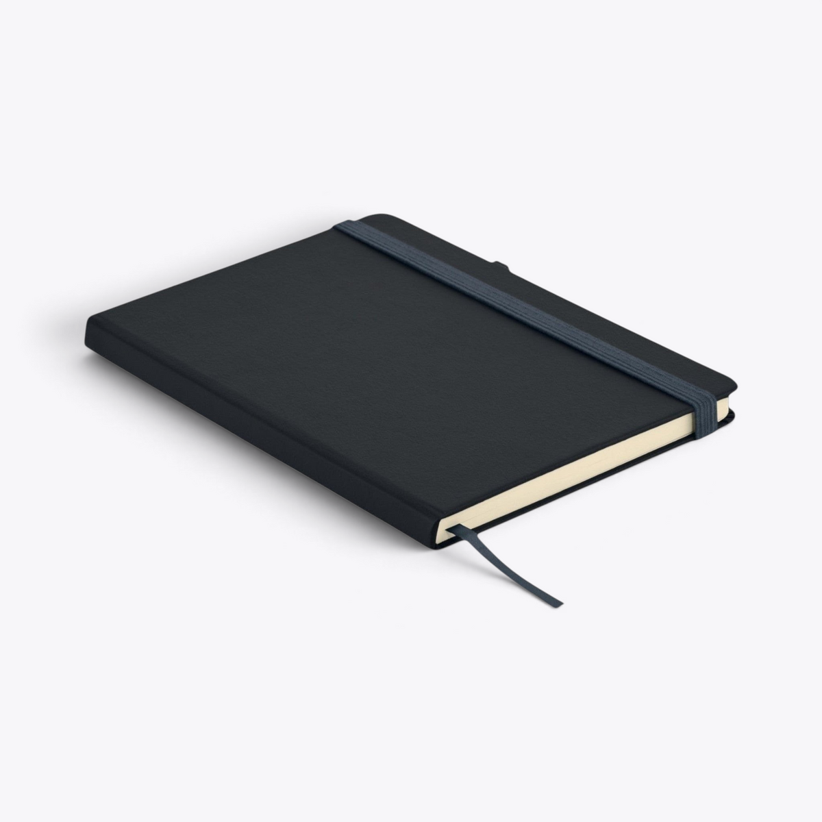 Carnet de notes bleu marine avec porte-stylo fermé, vue de trois quarts
