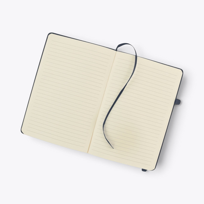 Carnet de notes bleu marine avec porte-stylo ouvert sur ses pages lignées