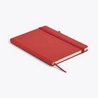 Carnet de notes rouge avec porte-stylo fermé, vue de trois quarts