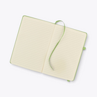Carnet de notes vert avec porte-stylo ouvert sur ses pages lignées