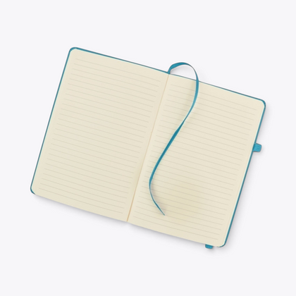 Carnet de notes turquoise avec porte-stylo ouvert sur ses pages lignées