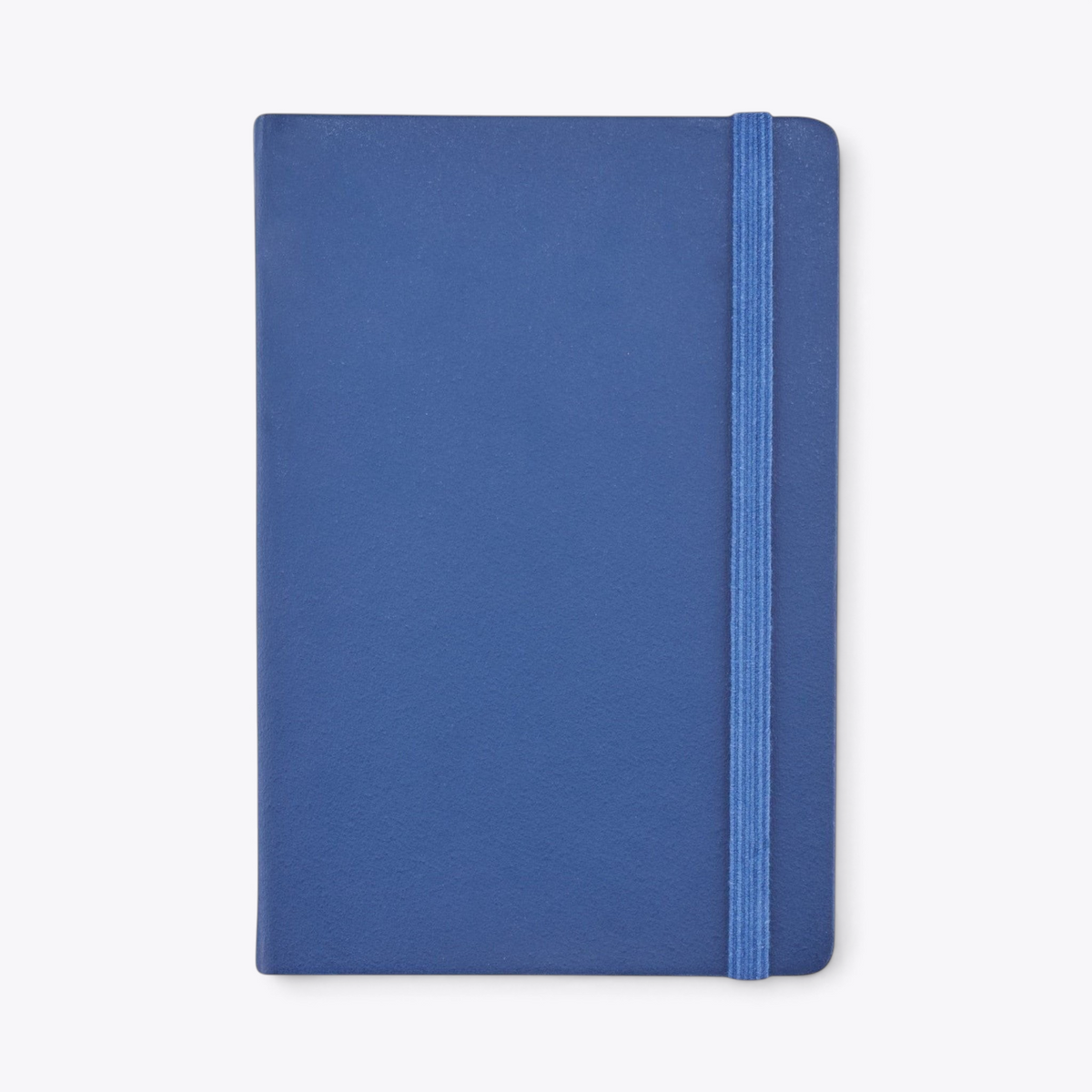 Carnet de notes bleu avec porte-stylo et bande élastique, vue de face