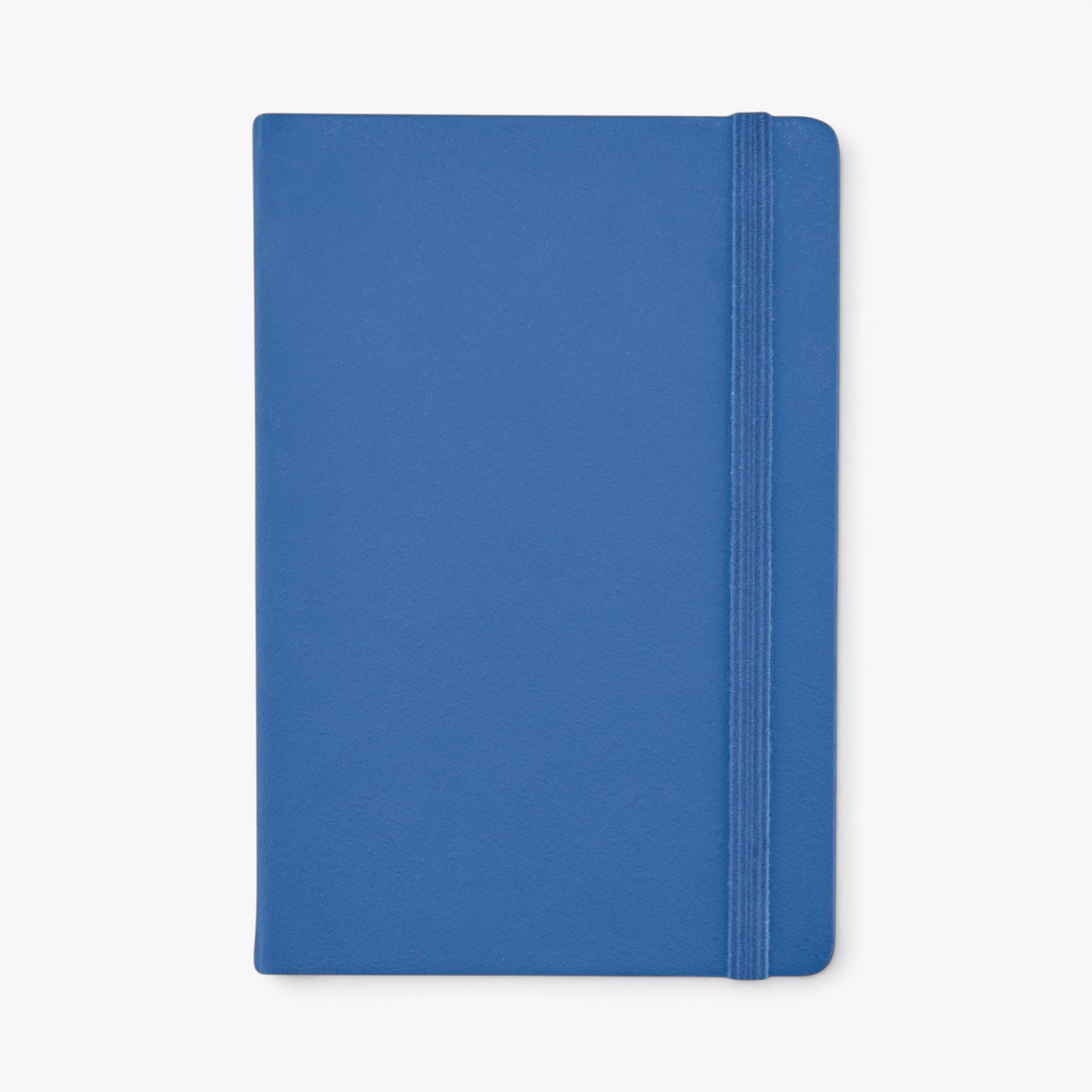 Carnet de notes bleu roi avec porte-stylo et bande élastique, vue de face