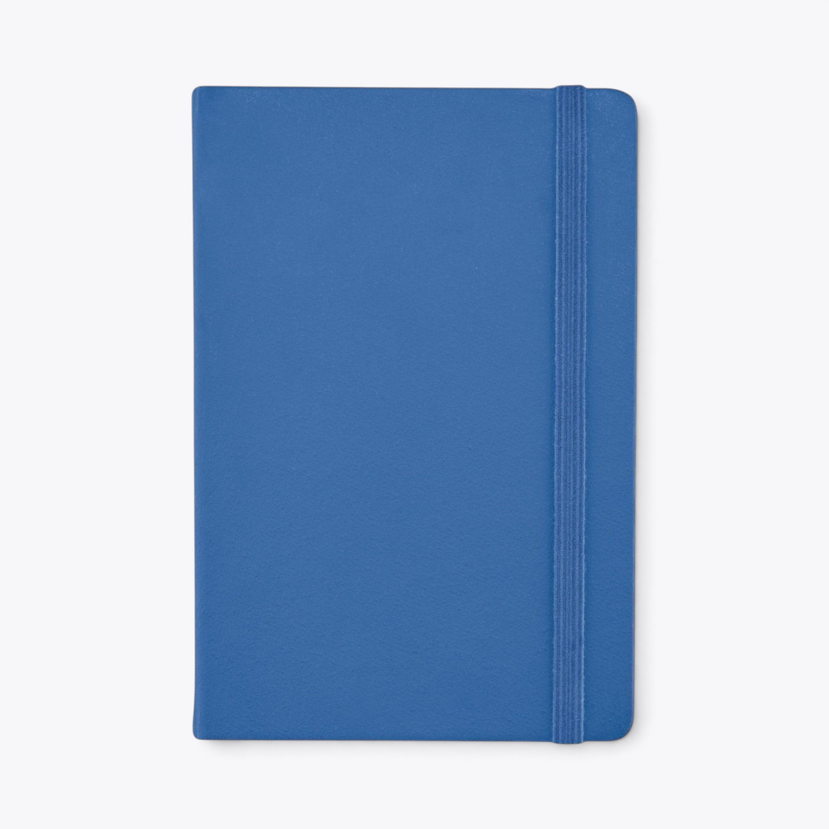 Carnet de notes bleu roi avec porte-stylo et bande élastique, vue de face