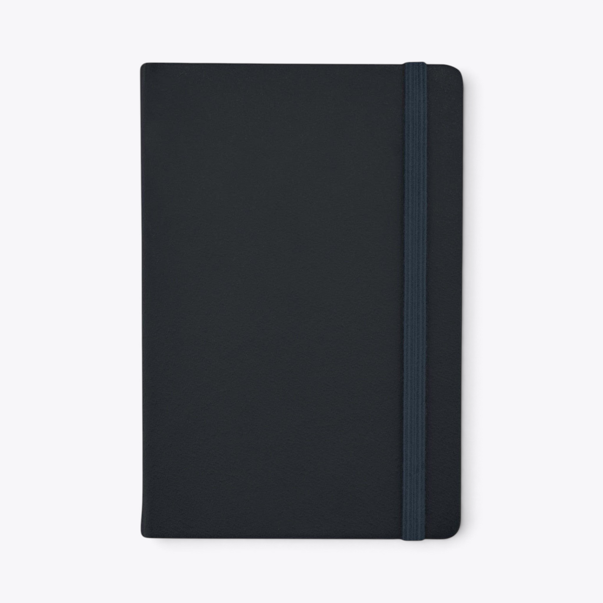 Carnet de notes bleu marine avec porte-stylo et bande élastique, vue de face