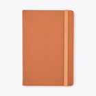 Carnet de notes orange avec porte-stylo et bande élastique, vue de face