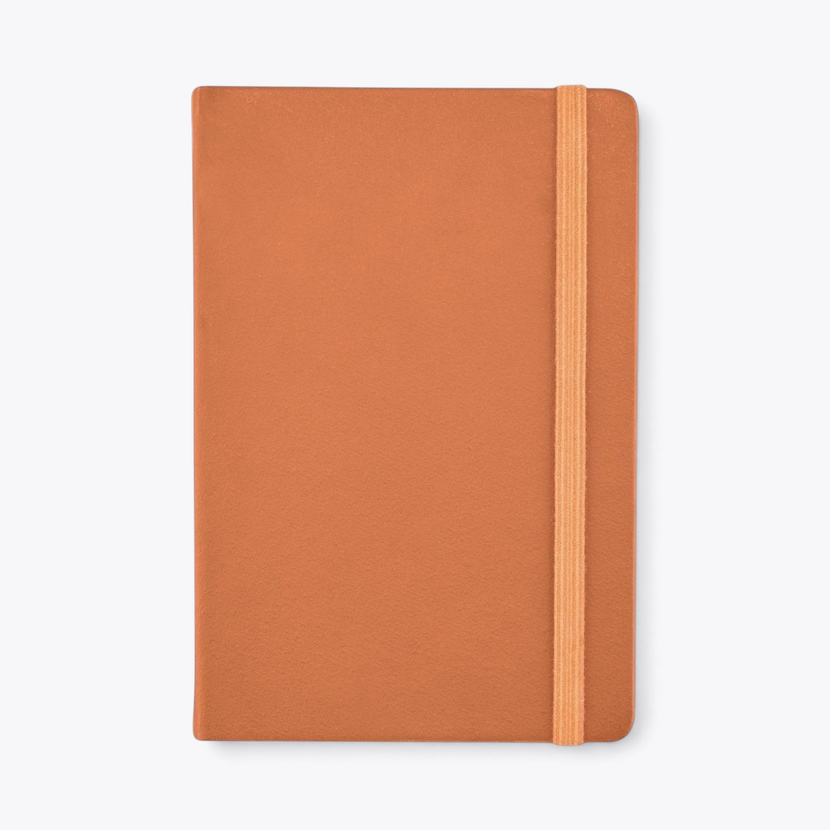 Carnet de notes orange avec porte-stylo et bande élastique, vue de face