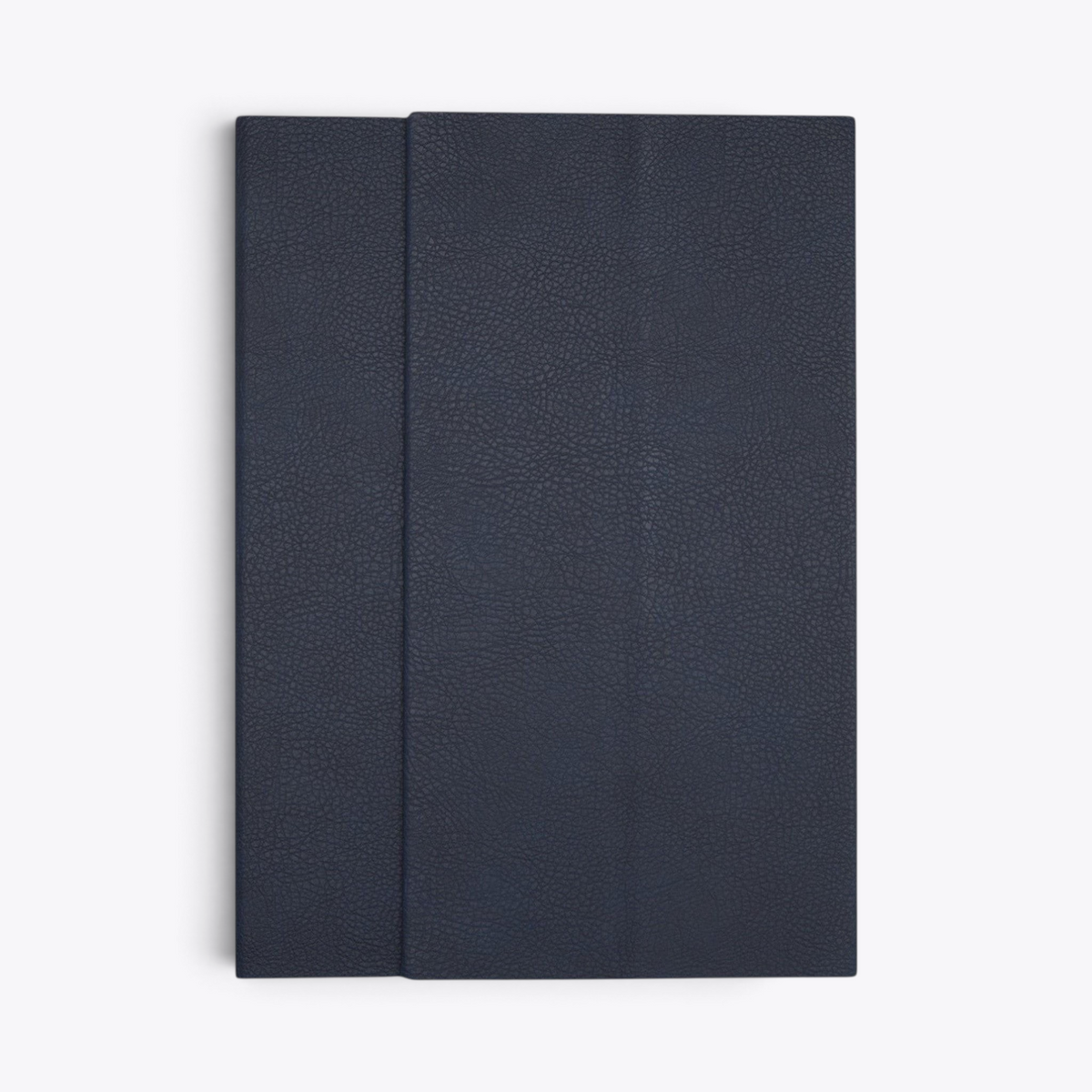 Carnet à rabat bleu marine fermé, vue de face