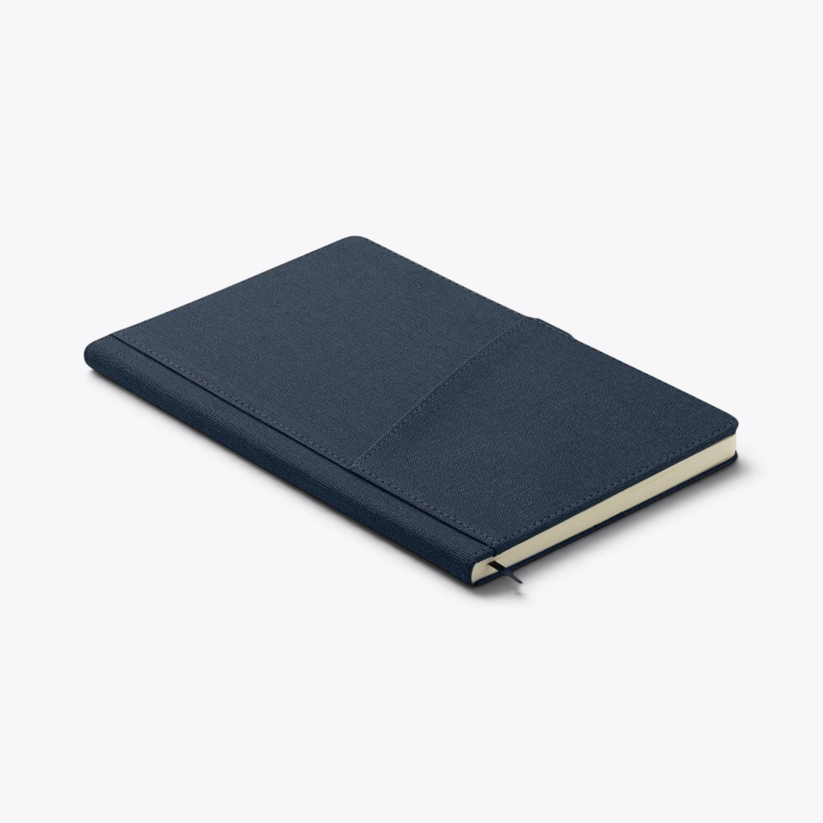 Carnet de notes avec poche frontale bleu marine, vue trois quarts