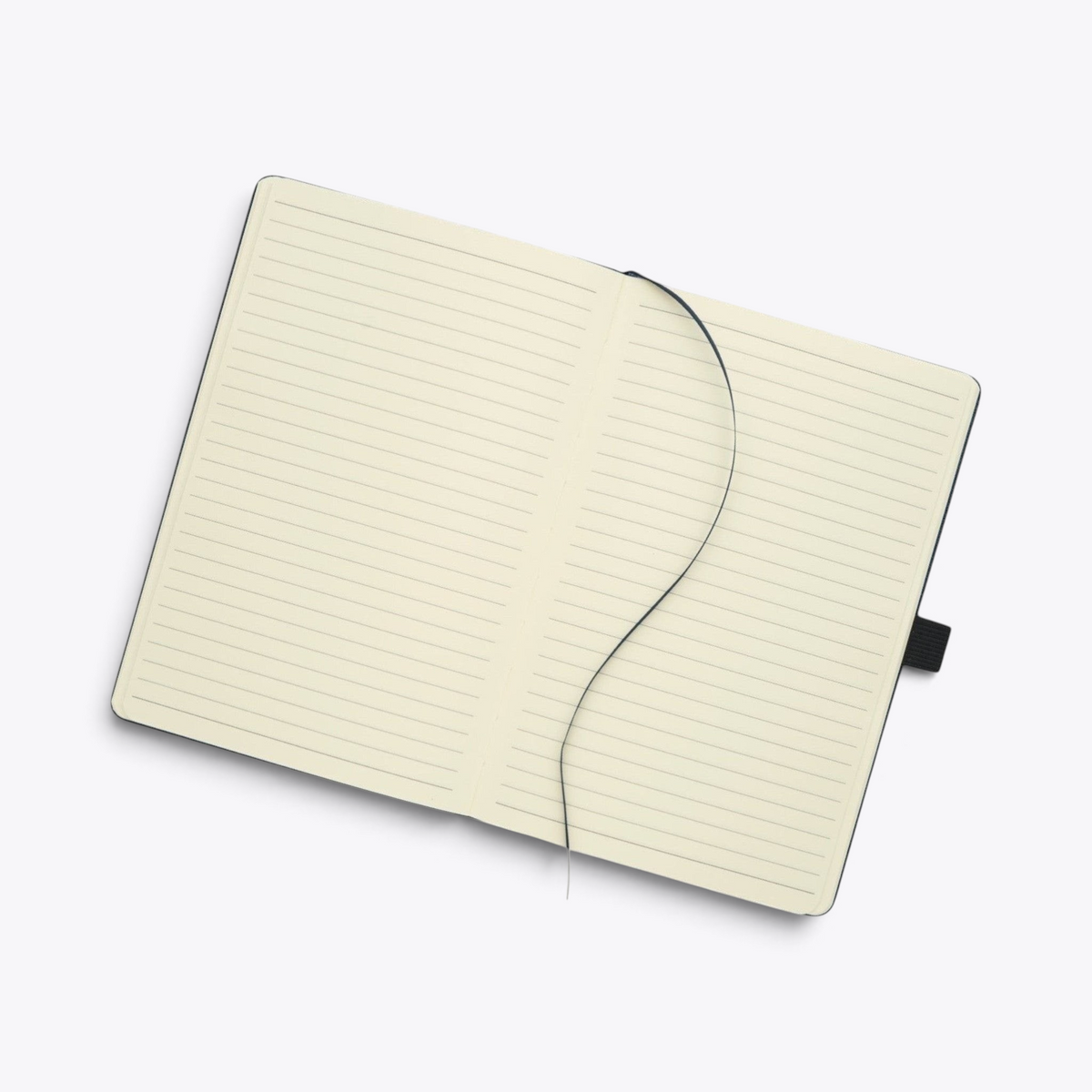 Carnet de notes noir ouvert sur des pages lignées avec ruban marque-page