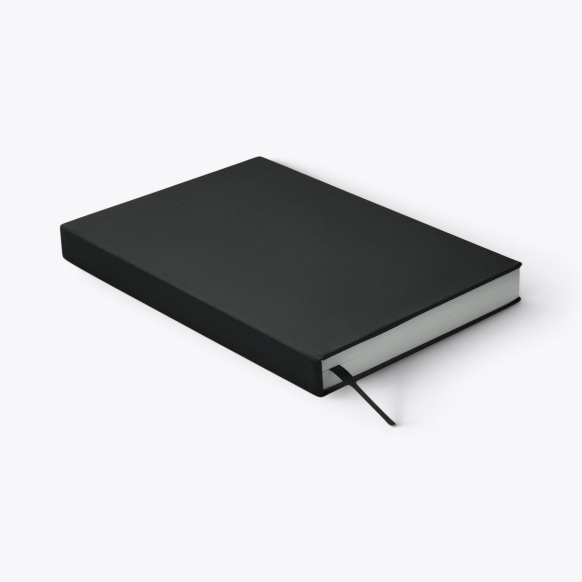 Carnet A5 noir fermé avec ruban marque-page, vue trois quarts