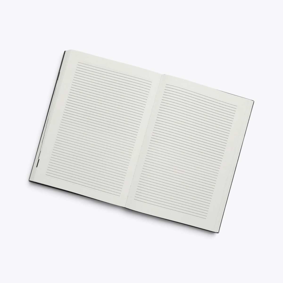 Carnet A5 noir ouvert sur des pages lignées