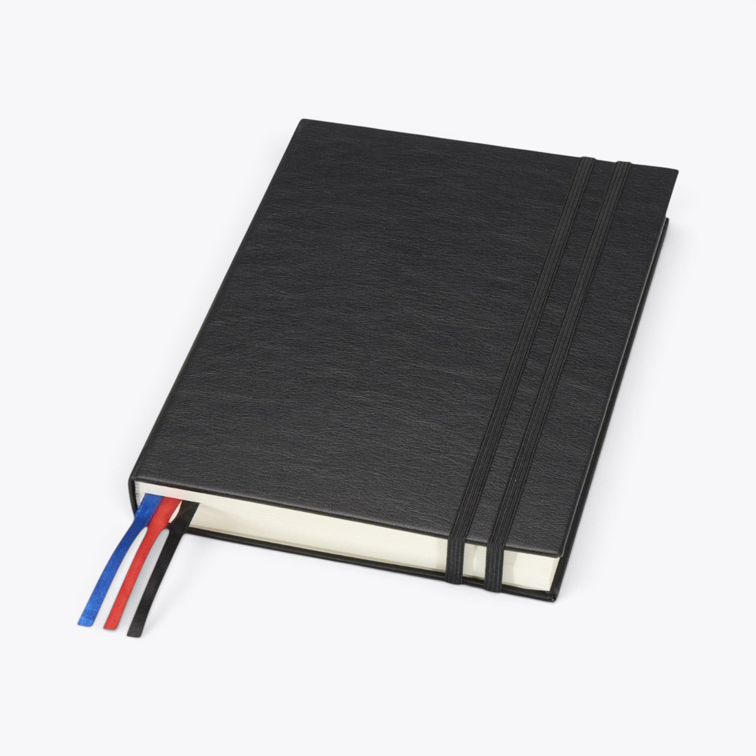 Carnet A5 noir fermé avec trois rubans marque-pages, vue trois quarts
