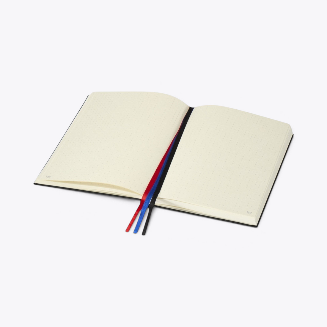Carnet A5 noir ouvert sur des pages vierges avec trois rubans marque-pages