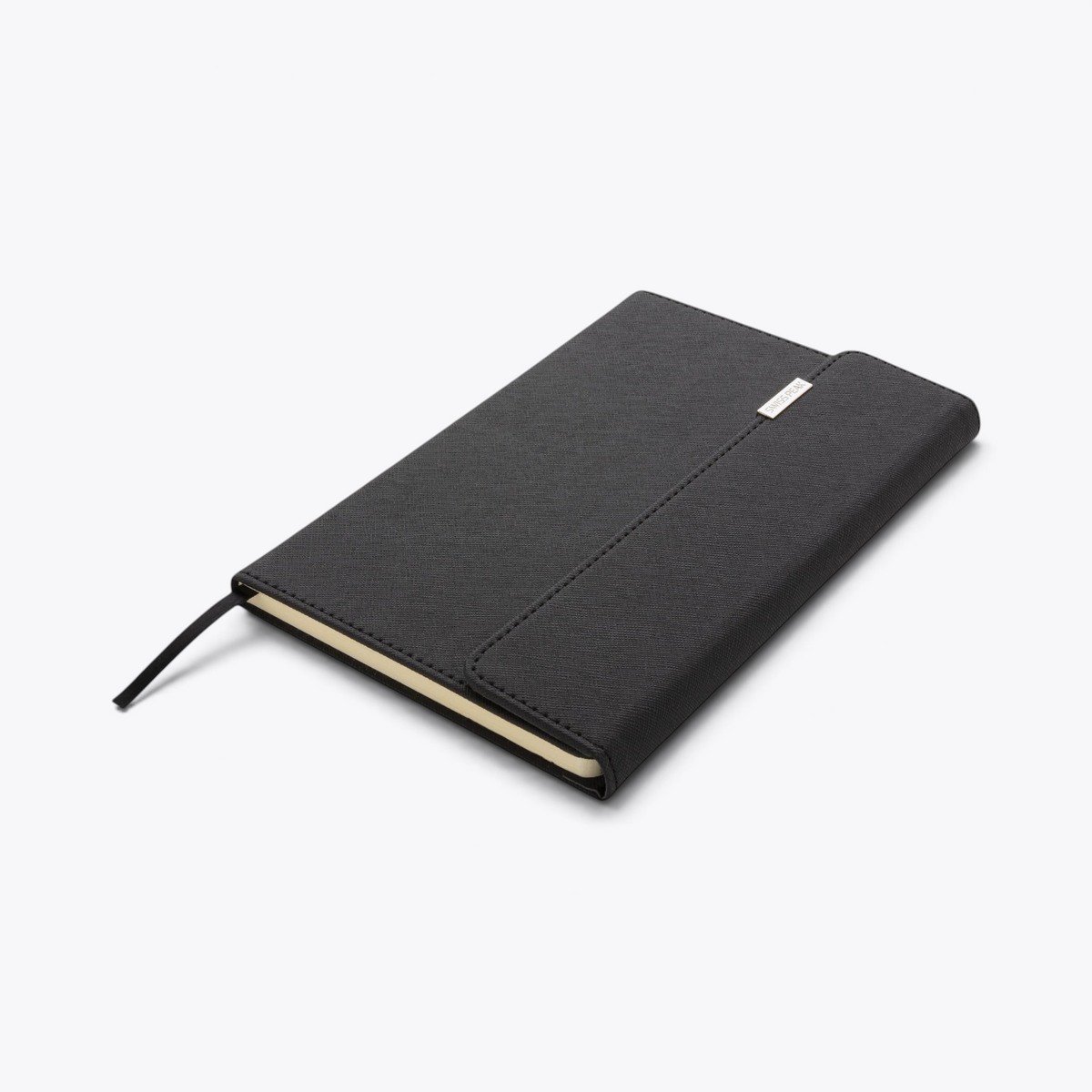 Carnet Swiss Peak noir fermé, vue trois quarts