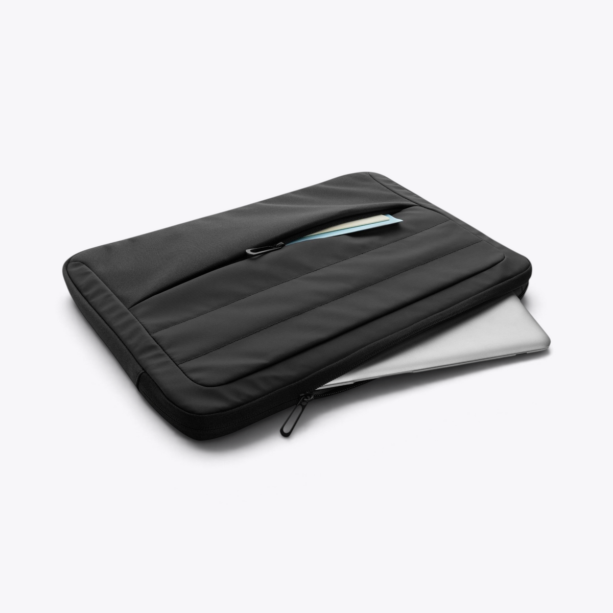 Pochette d’ordinateur noire entrouverte avec un ordinateur, vue trois quarts