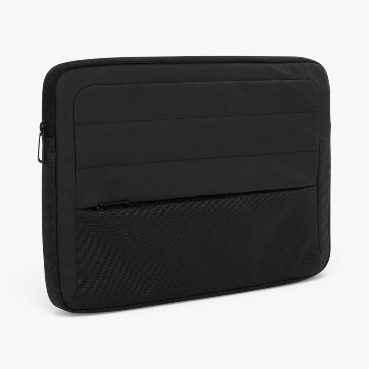 Pochette d’ordinateur noire avec poche avant, vue trois quarts