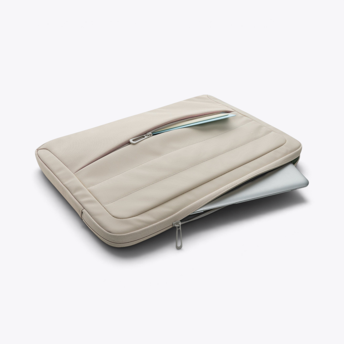 Pochette d’ordinateur beige entrouverte avec un ordinateur, vue trois quarts