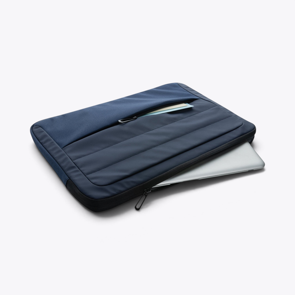 Pochette d’ordinateur bleu marine entrouverte avec un ordinateur, vue trois quarts