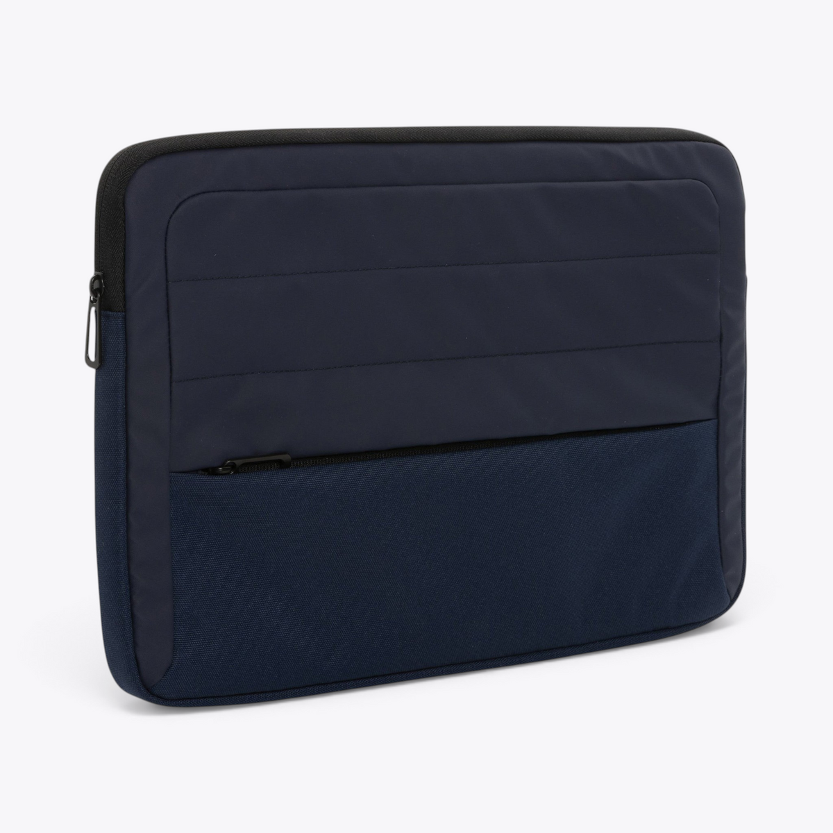 Pochette d’ordinateur bleu marine avec poche avant, vue trois quarts