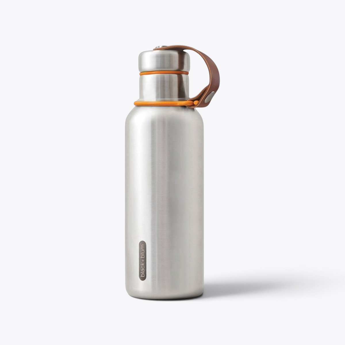 Bouteille Black+Blum argentée, anneaux orange et sangle en cuir, vue trois quarts