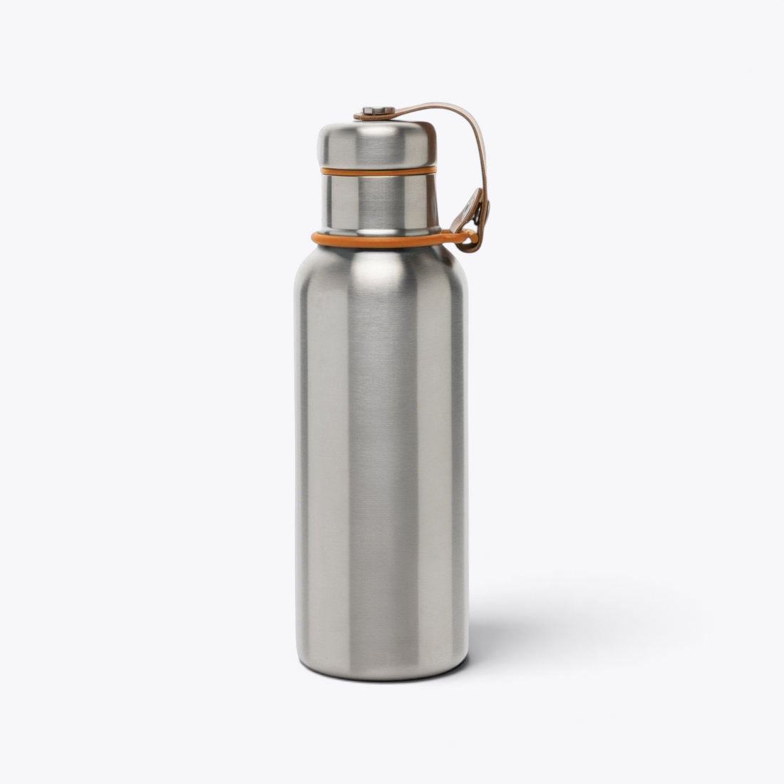 Bouteille Black+Blum argentée, anneaux orange et sangle en cuir, vue arrière