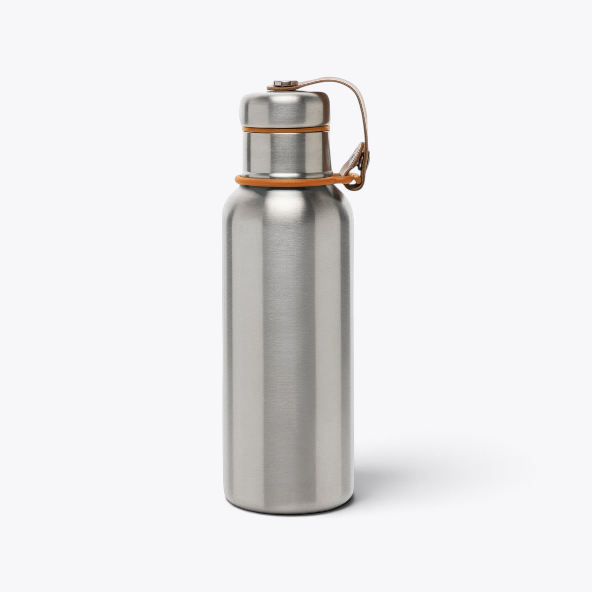 Bouteille Black+Blum argentée, anneaux orange et sangle en cuir, vue arrière