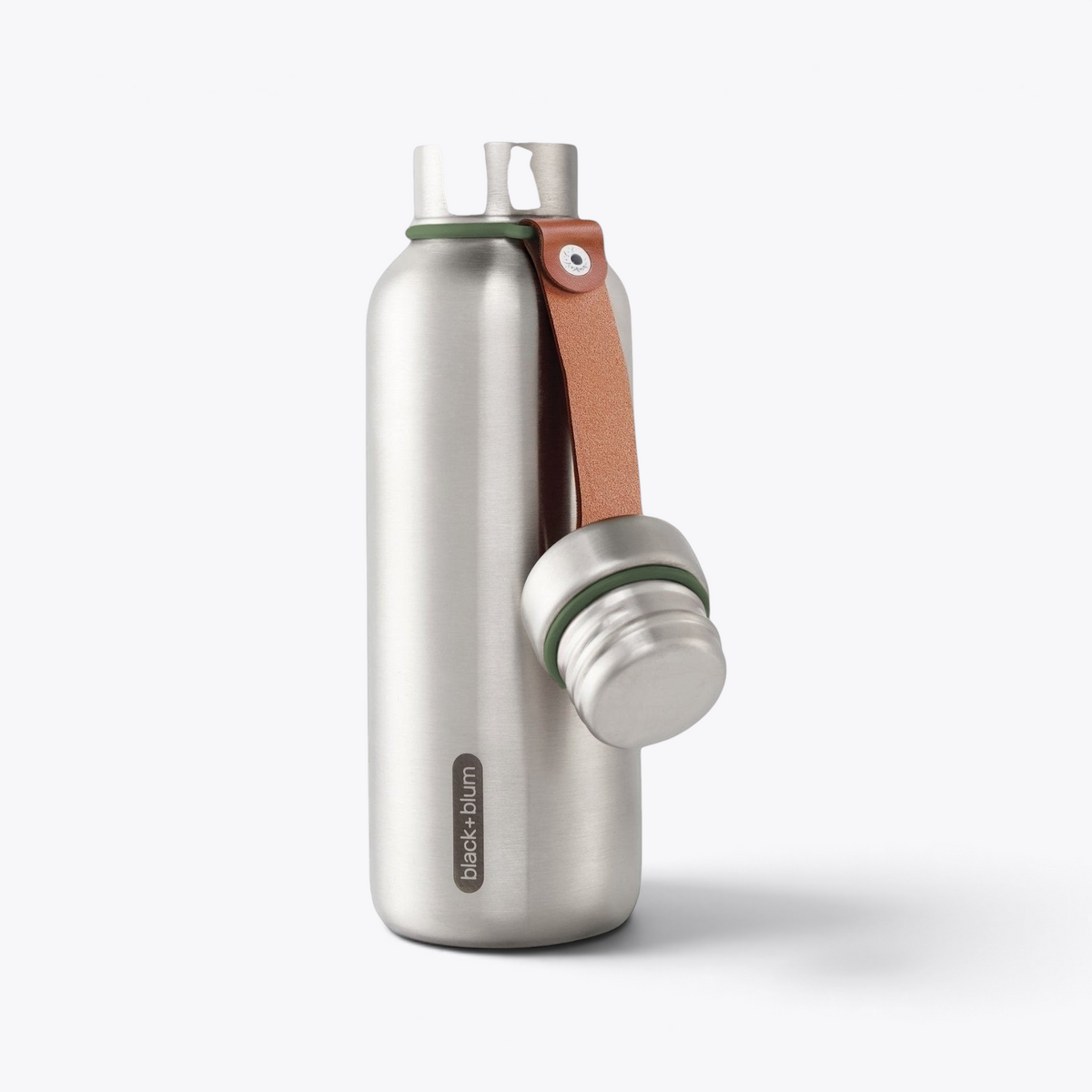 Bouteille Black+Blum argentée, anneaux verts et sangle en cuir, bouchon suspendu