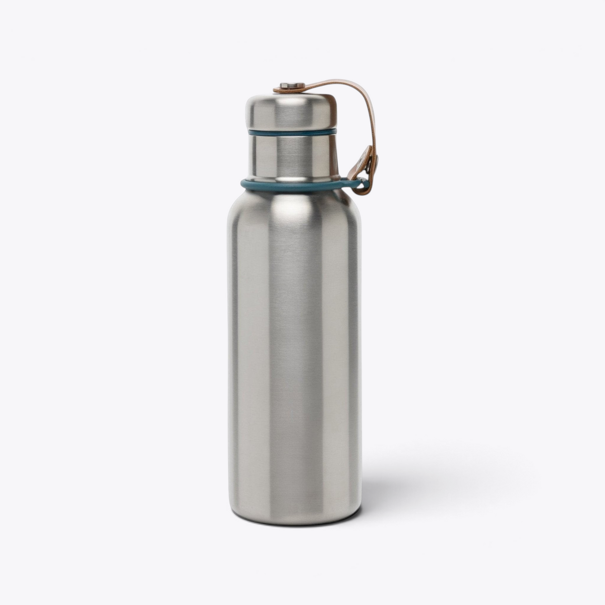 Bouteille Black+Blum argentée, anneaux bleus et sangle en cuir, vue arrière