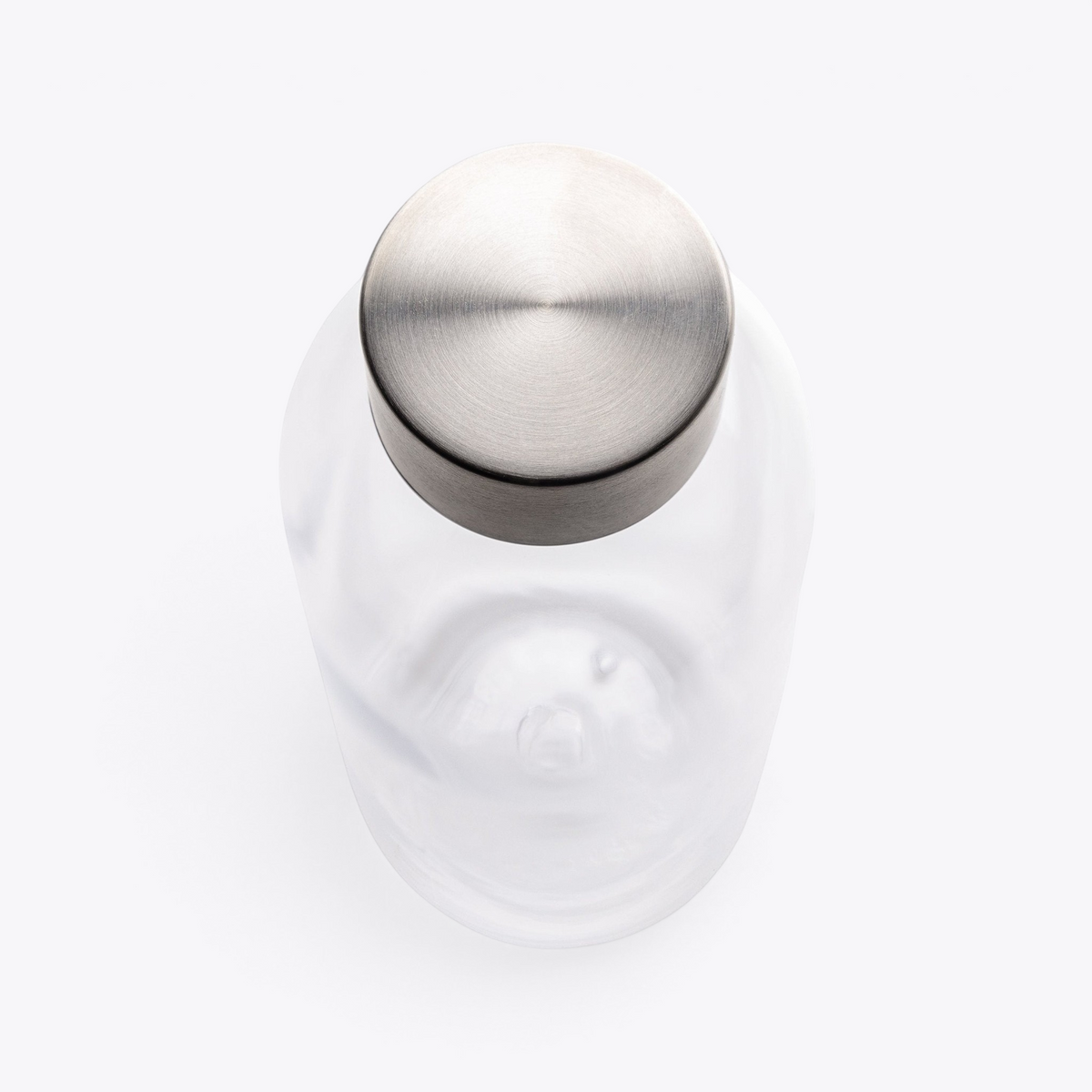 Bouteille étanche 620 ml transparente, détail du bouchon métallique fermé vu de dessus