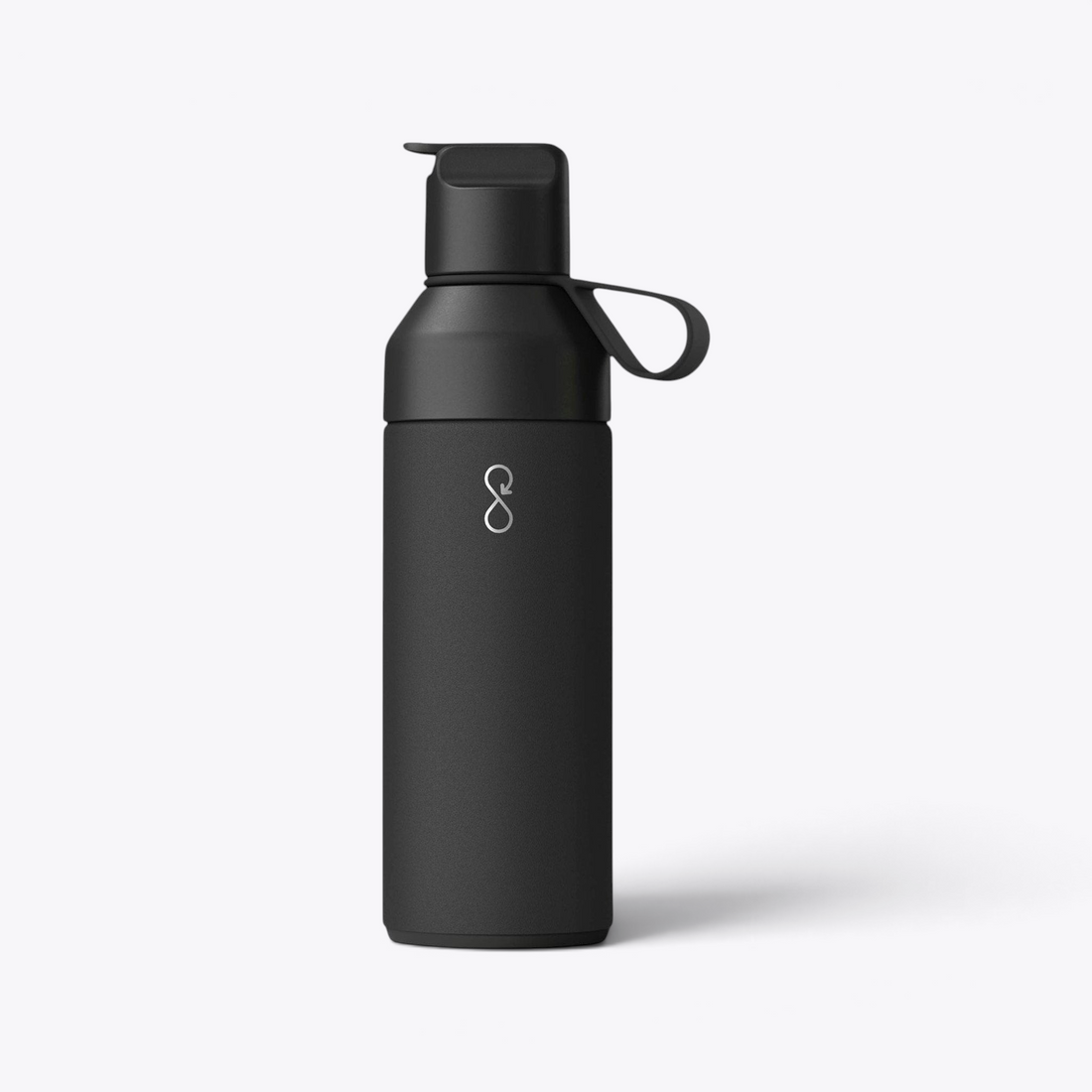 Bouteille 3-en-1 Ocean Bottle noire avec petit logo blanc, vue de face