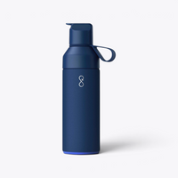 Bouteille 3-en-1 Ocean Bottle bleu marine avec petit logo blanc, vue de face