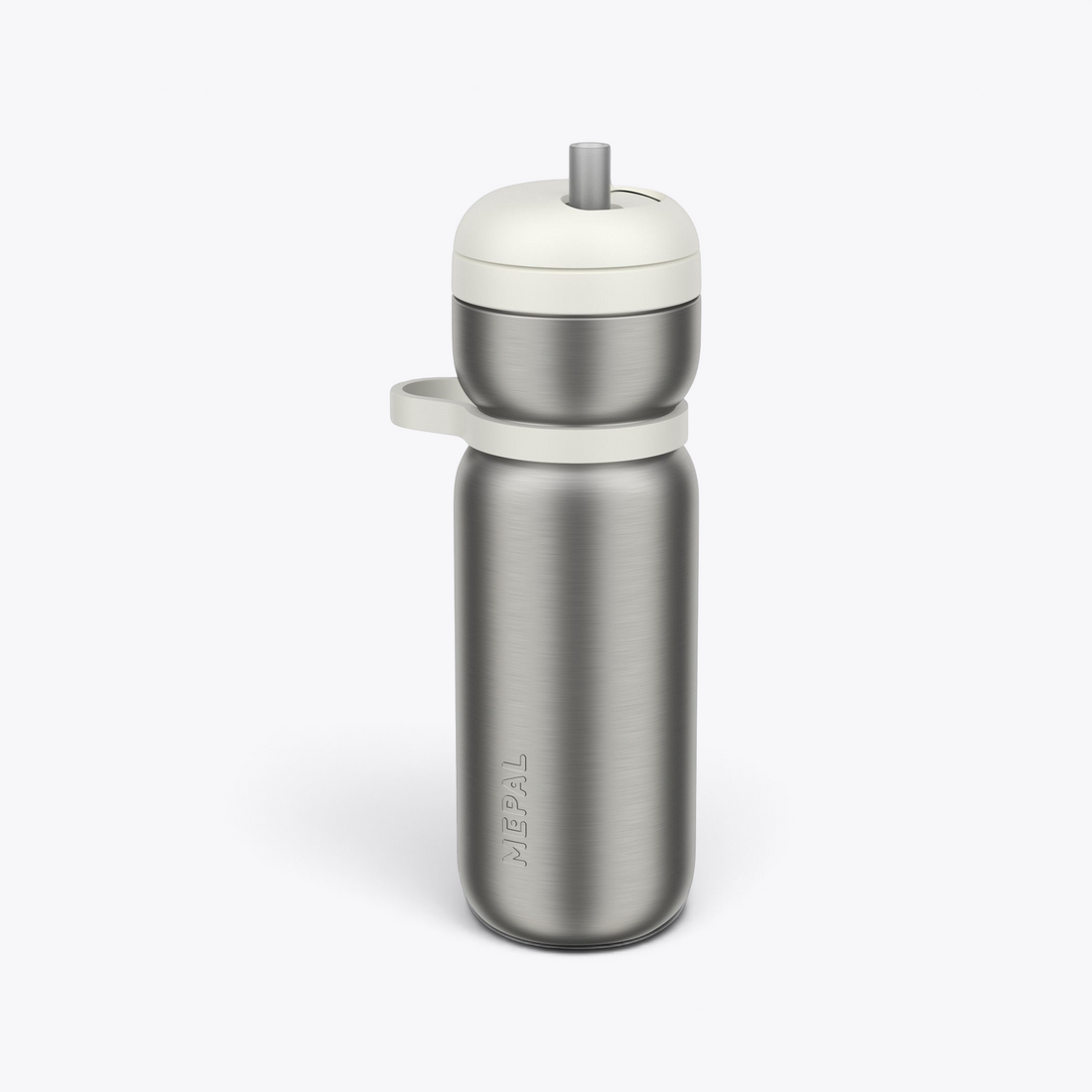 Bouteille sport au corps argenté, bouchon blanc, paille sortie