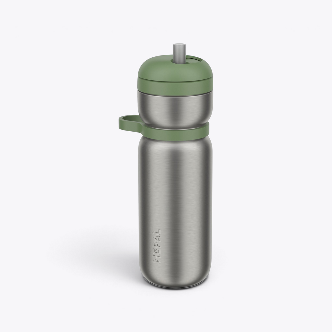 Bouteille sport au corps argenté, bouchon vert, paille sortie