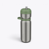 Bouteille sport au corps argenté, bouchon vert, paille sortie