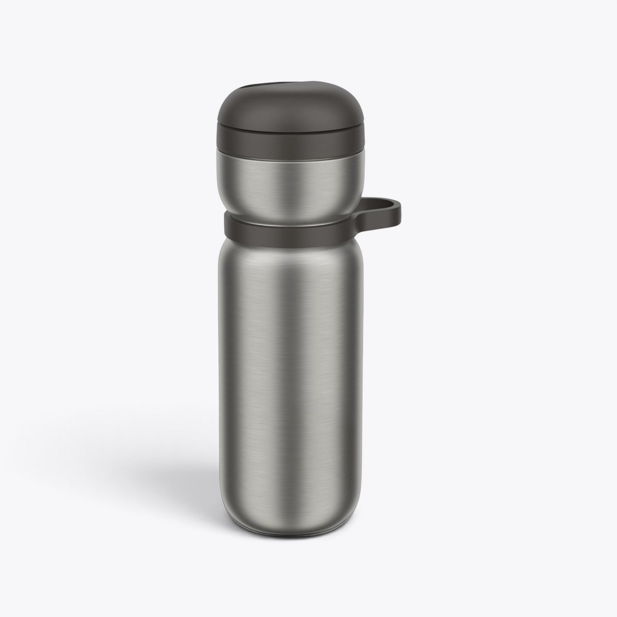 Bouteille sport au corps argenté, bouchon noir fermé