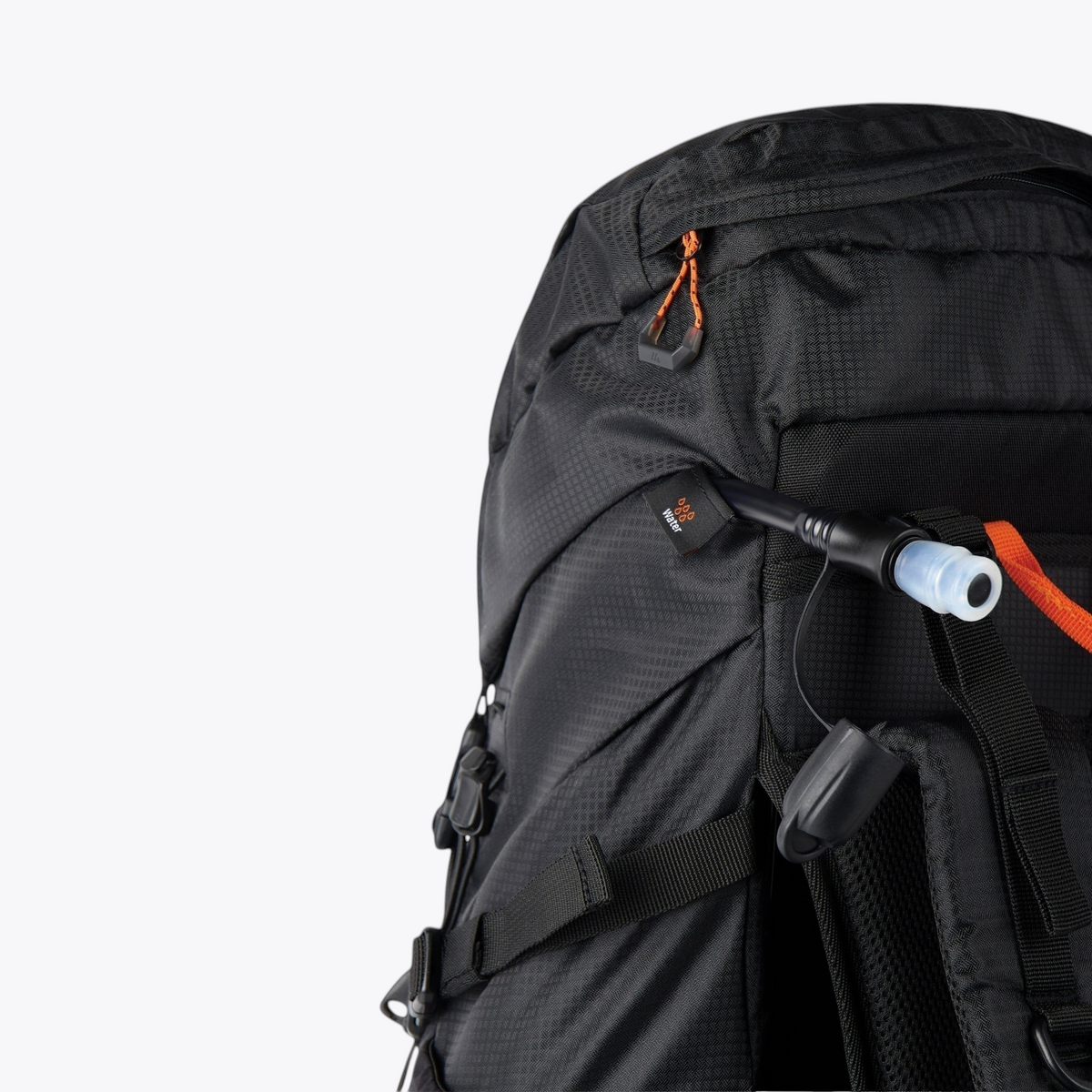 Gros plan sur la poche latérale et le tube d’hydratation d’un sac à dos noir