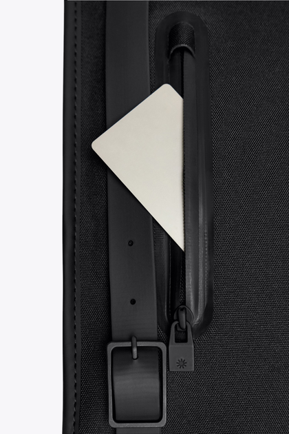 Poche zippée au dos du Backpack Mini RAINS noir