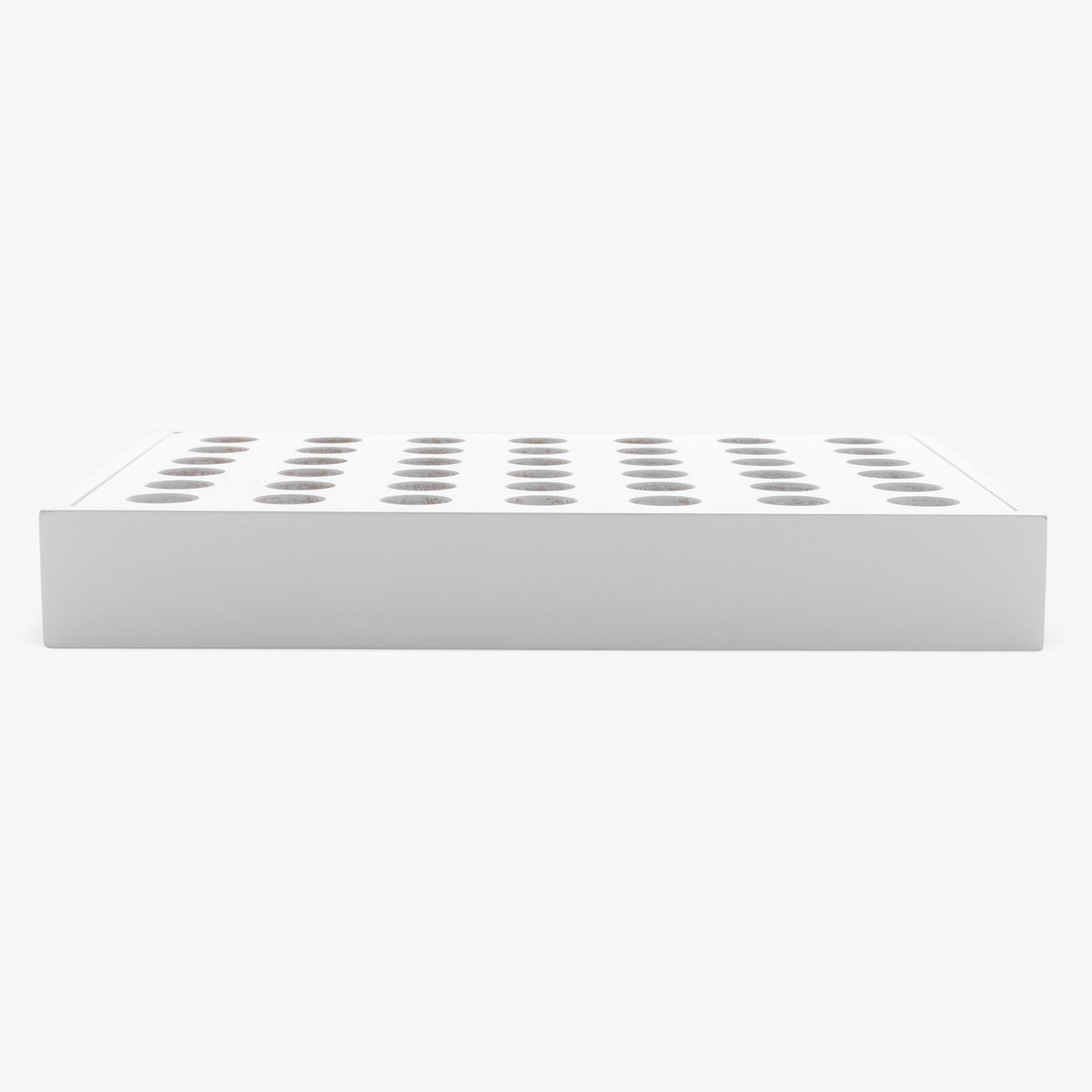 Coffret de jeu 4-en-ligne blanc fermé, vue de face du chant