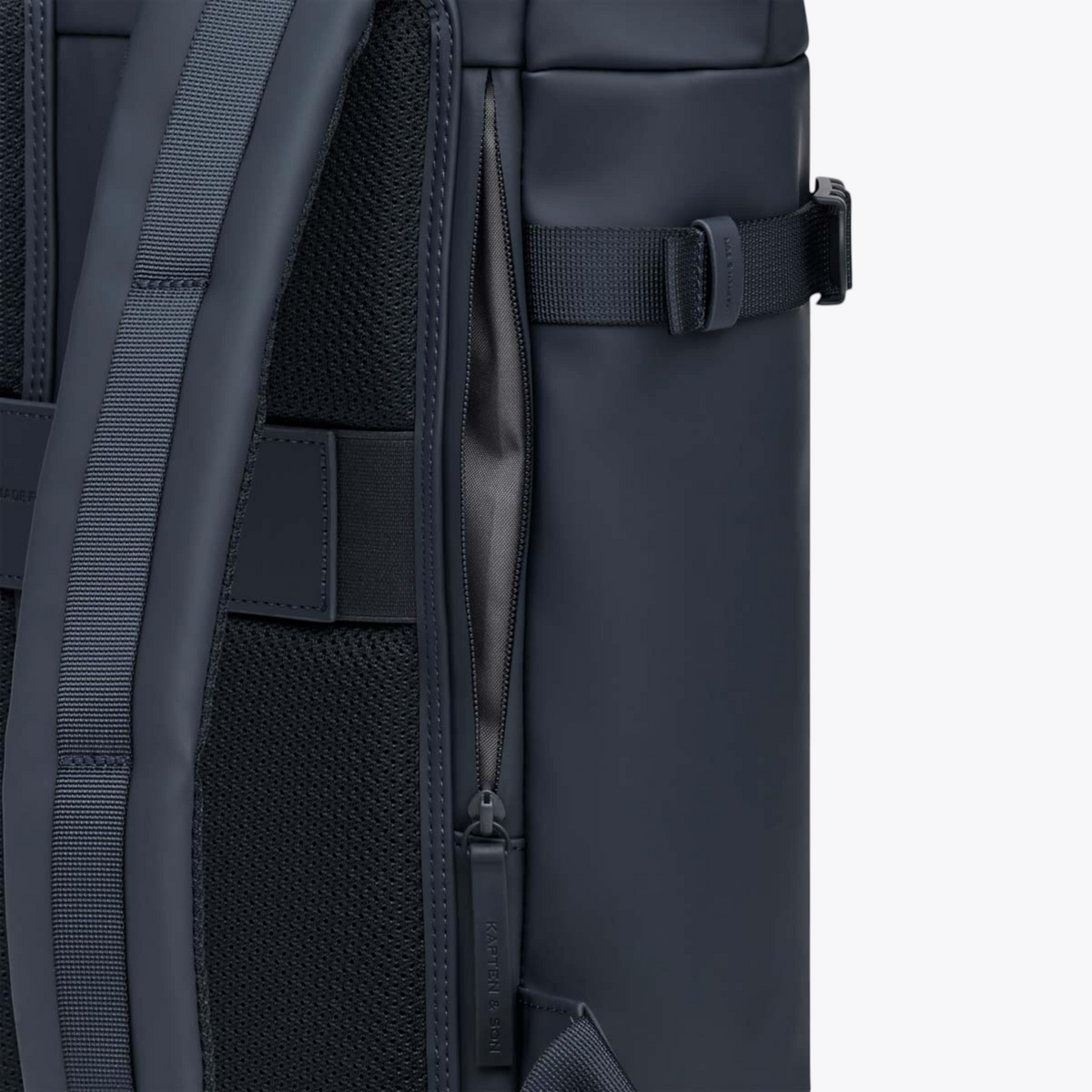 Helsinki Kapten & Son bleu marine — détail de la poche antivol