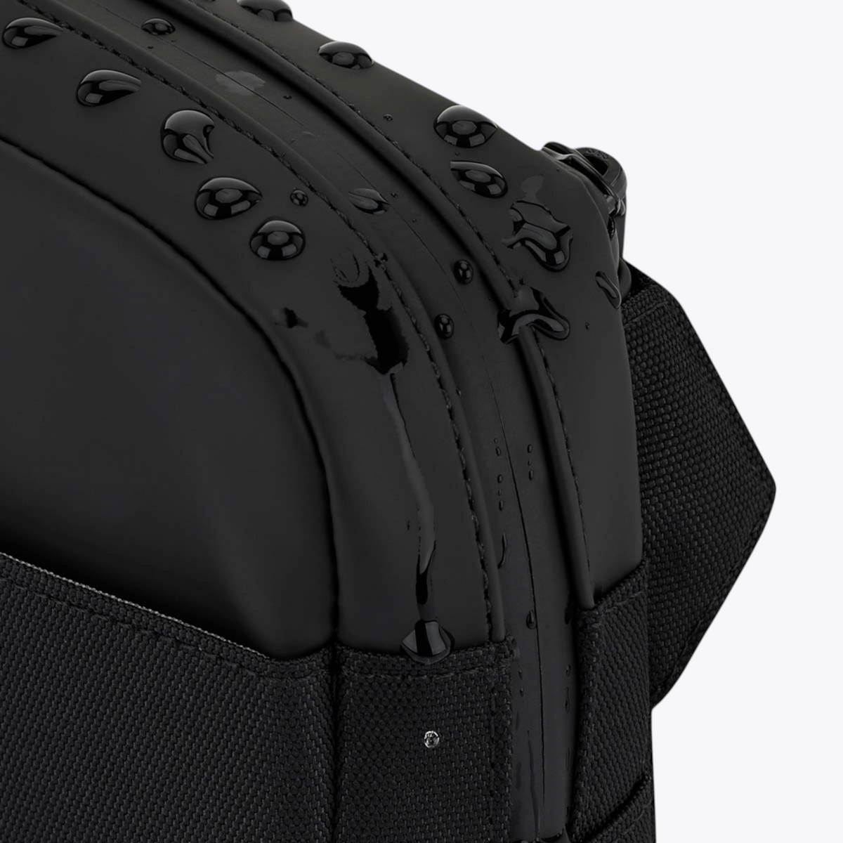 Bergen Pro Crossbody Kapten & Son noir — détail du revêtement déperlant