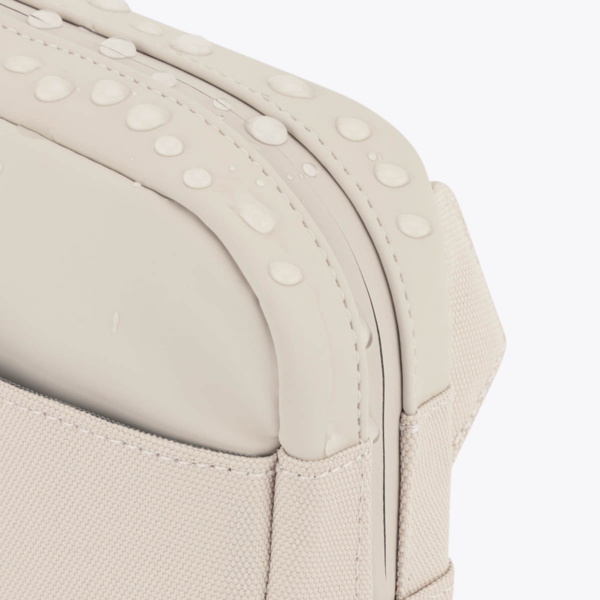 Bergen Pro Crossbody Kapten & Son sandstone — détail du revêtement déperlant