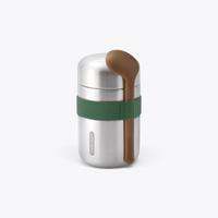 Lunchpot Black+Blum argenté avec sangle verte et cuillère, vue de face