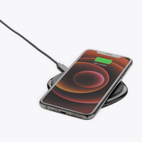 Chargeur sans fil Philips noir avec smartphone en charge
