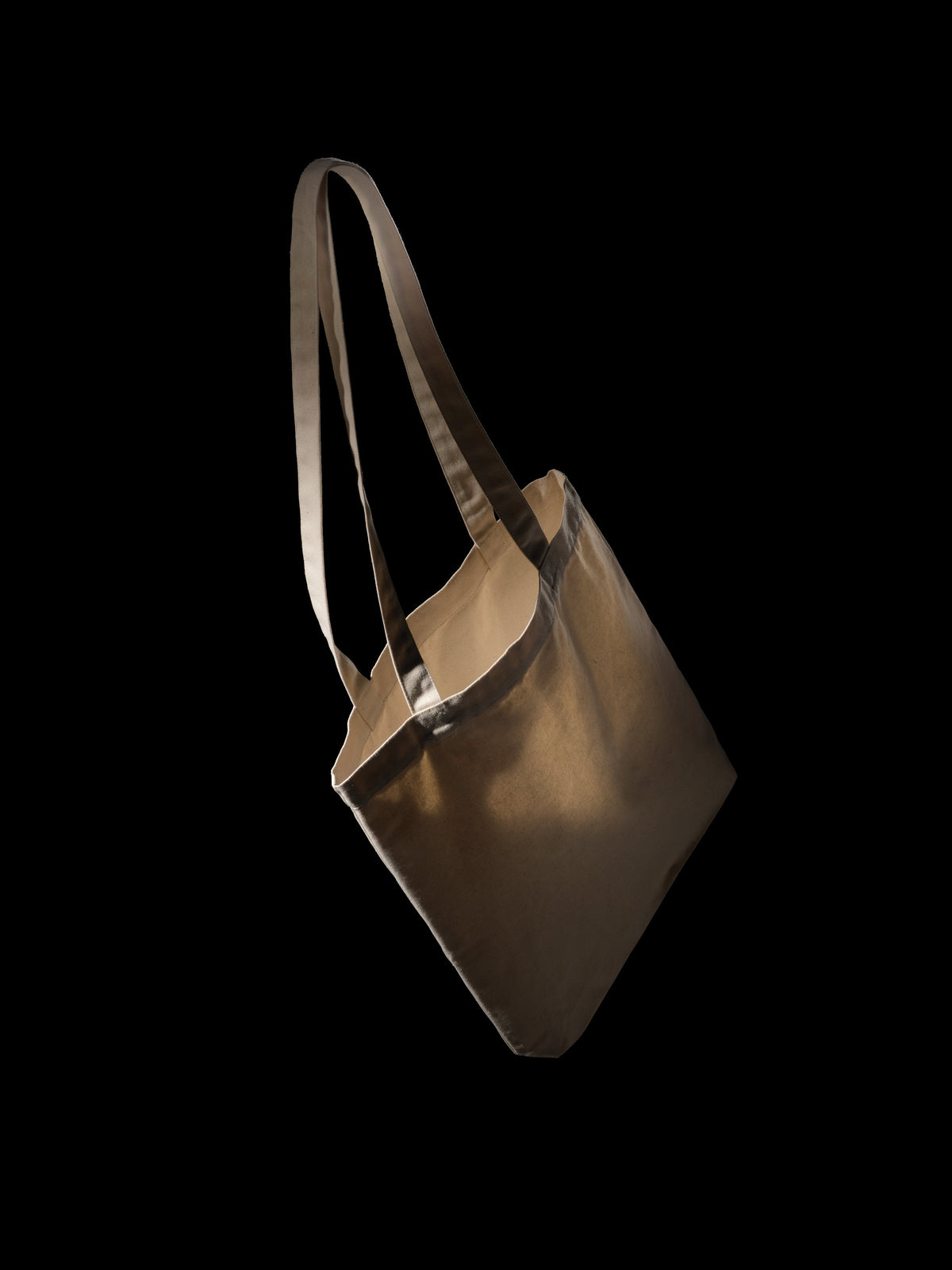 Tote bag en coton recyclé blanc cassé sur fond sombre, vue trois quarts